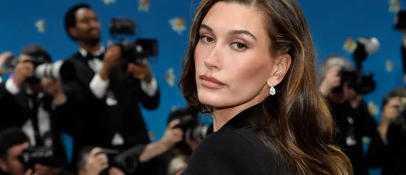 Hailey Bieber hatte eine weiß dekorierte Torte zum Geburtstag. (Archivbild) - © Evan Agostini/Invision/dpa