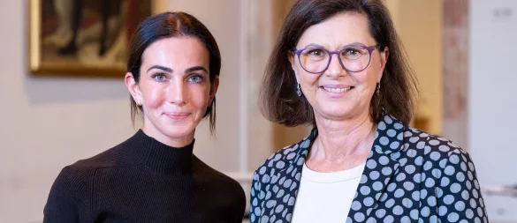Landtagspräsidentin Ilse Aigner (r) zeigt sich begeistert von ihrer Praktikantin Lisa Müller. - © Lennart Preiss/dpa