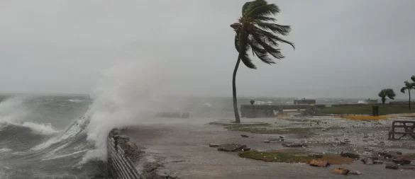 Hurrikan «Melissa» hat auf Jamaika Häuser und Straßen beschädigt, ganze Gebiete überflutet und mehr als 530.000 Haushalte von der Stromversorgung abgeschnitten. - © Matias Delacroix/AP/dpa-tmn