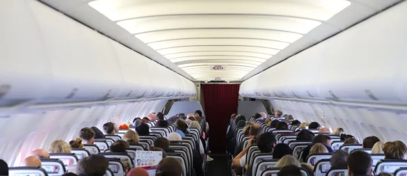 Bei Flugverspätung am besten dokumentieren: die Zeit, wann die Flugzeugtür geöffnet wird. - © Sascha Thelen/dpa/dpa-tmn