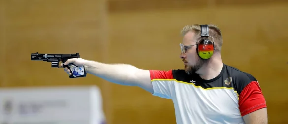 Oliver Geis aus Deutschland holt mit dem Team WM-Gold mit der Schnellfeuerpistole. - © Ahmed Gomaa/XinHua/dpa