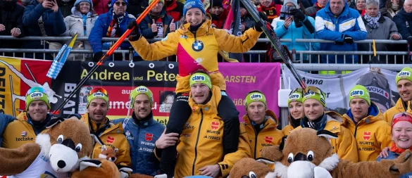 Franziska Preuß (hinten Mitte) genießt oft die Kulisse von tausenden Fans in den Biathlon-Stadien. (Archivbild) - © Sven Hoppe/dpa