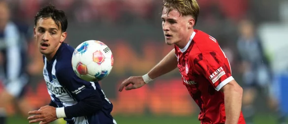 Kaiserslauterns Mika Haas (r) und Herthas Michal Karbownik im Zweikampf. - © Thomas Frey/dpa