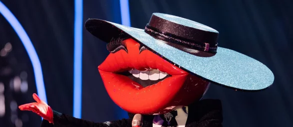 Brigitte Nielsen versteckte sich hinter dieser Maske. (Archivbild) - © Rolf Vennenbernd/dpa