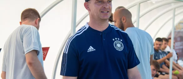 Coach Marc-Patrick Meister ist mit der deutschen U17 bei der Fußball-WM noch sieglos. (Archivbild) - © Berney Ardov/dpa