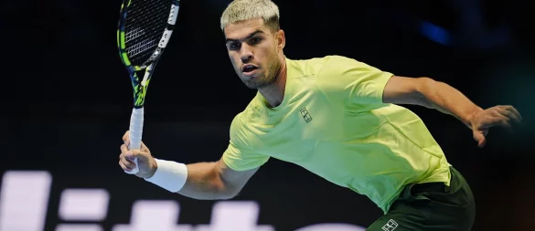 Carlos Alcaraz gewinnt sein Auftaktmatch bei den ATP Finals. - © Marco Alpozzi/LaPresse via ZUMA Press/dpa