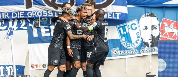 Bambase Conte (3.v.l) trifft zum 1:0 für Elversberg beim 1. FC Magdeburg. - © Andreas Gora/dpa