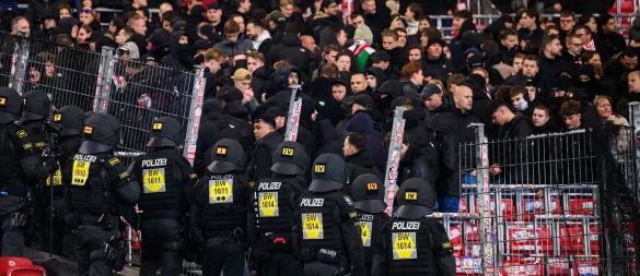 Gäste-Fans aus Rotterdam durchbrachen im Europa-League-Spiel beim VfB Stuttgart einen Zaun. - © Tom Weller/dpa