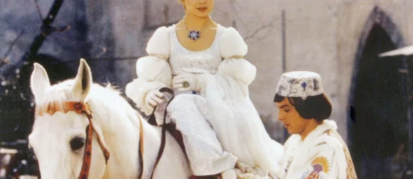 Der Prinz (Pavel Trávnícek) passt Aschenbrödel (Libuse Safránková) den verlorenen Schuh an. (Filmszene) - © Degeto/WDR/dpa