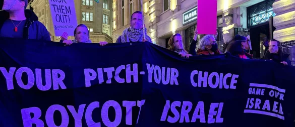 Die Aktivisten fordern den Ausschluss Israels aus dem europäischen Fußball. - © Jan Mies/dpa