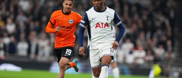 Tottenhams Destiny Udogie (r) soll von einem Spielerberater mit der Waffe bedroht worden sein. (Archivbild) - © Frank Augstein/AP/dpa