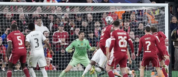 Liverpools Alexis Mac Allister trifft per Kopf gegen Real Madrid. - © Peter Byrne/PA Wire/dpa