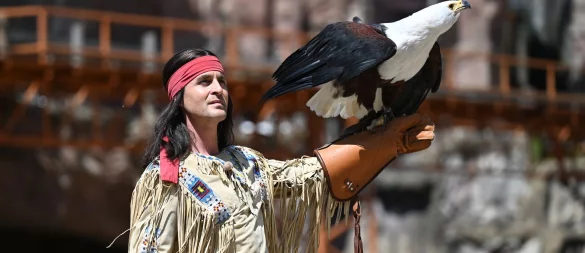 In der Saison 2026 wird Alexander Klaws zum sechsten Mal den Apachenhäuptling Winnetou bei den Karl-May-Spielen in Bad Segeberg spielen. (Archivbild) - © David Hammersen/dpa