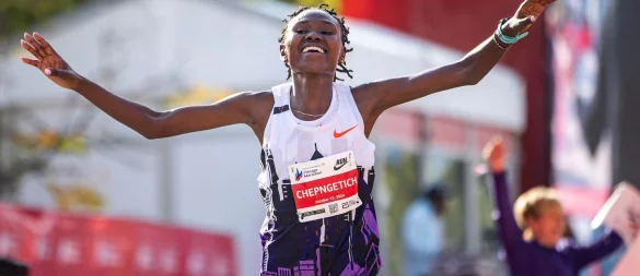 Ruth Chepngetich lief in Chicago als erste Frau einen Marathon unter 2:10 Stunden und wurde nun für drei Jahre gesperrt. - © Tess Crowley/Chicago Tribune/AP/dpa