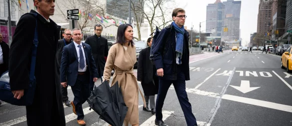 Ex-Außenministerin Baerbock - hier 2024 bei einem Besuch in New York - hat ein neues Insta-Video veröffentlicht. (Archivbild) - © Bernd von Jutrczenka/dpa