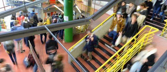 Geldanlage oder Altersvorsorge: Verbraucherschützer raten Studierenden davon ab, entsprechende Verträge am Campus zu unterzeichnen. - © Felix Kästle/dpa-tmn