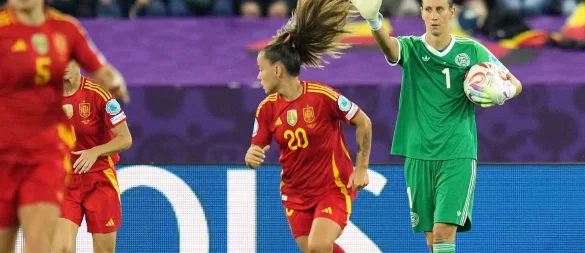 Wie im EM-Halbfinale dürfte Ann-Katrin Berger wieder das deutsche Tor gegen Spanien hüten. - © Alessandra Tarantino/AP/dpa