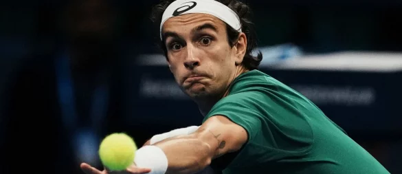 Lorenzo Musetti hat es doch noch in die ATP Finals geschafft. - © Thanassis Stavrakis/AP/dpa