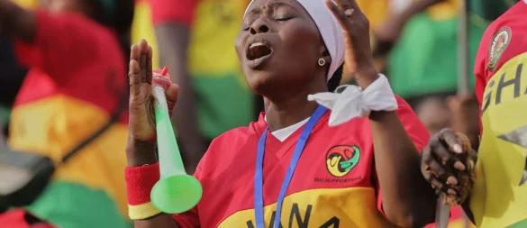 Die ghanaischen Fans bejubelten den Sieg gegen die Komoren ausgelassen. - © Peniel Brago Amoakohene/AP/dpa