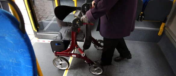 Sicher ein- und aussteigen: Das kann man bei Rollator-Trainings lernen. - © Bernd Wüstneck/dpa-Zentralbild/dpa-tmn