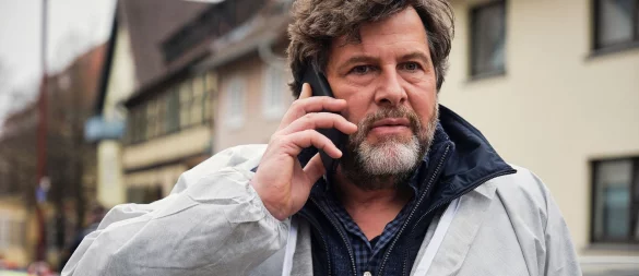 Eine private Nachricht bringt Berg aus der Fassung. - © Benoît Linder/SWR/ARD/dpa