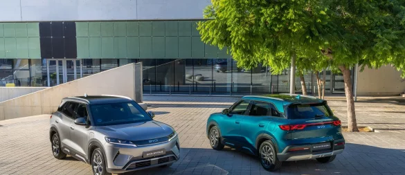 BYD Atto 2 bietet künftig mehr Antriebsvarianten: Neben dem bekannten Elektroantrieb (links) kommt ein Plug-in-Hybrid (rechts) mit bis zu 1.000 Kilometern Reichweite. - © BYD/dpa-tmn