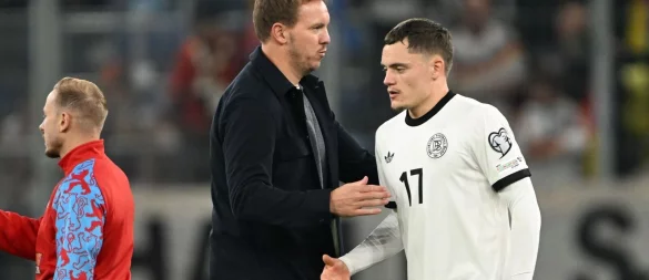 Bundestrainer Nagelsmann (l.) bedankt sich bei Wirtz für seinen Einsatz. - © Federico Gambarini/dpa