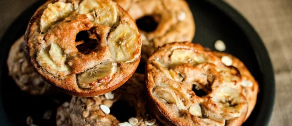 Die Süße in den Banana Bread Donuts kommt ausschließlich aus reifen Bananen und Cranberries. - © Aileen Kapitza/minzgruen.com/dpa-tmn