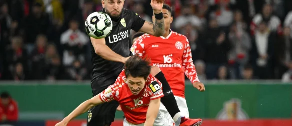 Standen sich nach gerade einmal 72 Stunden erneut gegenüber: der FSV Mainz 05 um Jae-Sung Lee (v.) und der VfB Stuttgart um Jeff Chabot. - © Torsten Silz/dpa