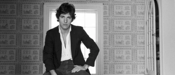 Die Musikdokumentation «Bruce Springsteen, der amerikanische Freund» zeigt ein Bild des Künstlers im Januar 1977 zu Hause in New Jersey. - © David Gahr/Getty Images/ARTE F/dpa