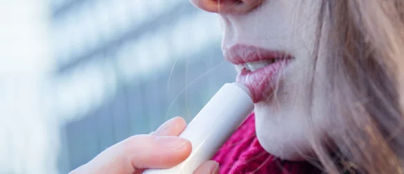 In 17 von insgesamt 18 getesteten Lippenpflegestiften fand die Zeitschrift «Öko-Test» den Farbstoff Titandioxid. - © Christin Klose/dpa-tmn