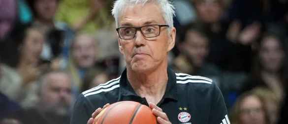 Gordon Herbert und die Bayern-Basketballer feiern einen wichtigen Sieg in der Euroleague. - © Soeren Stache/dpa