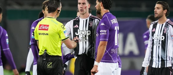 Juventus-Spieler Dusan Vlahovic (M) wurde im Spiel gegen seinen Ex-Club AC Florenz von Fans rassistisch beleidigt. - © Massimo Paolone/LaPresse/AP/dpa
