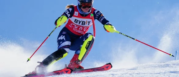 US-Star Mikaela Shiffrin war auch im zweiten Slalom der Saison nicht zu schlagen. - © Pier Marco Tacca/AP/dpa