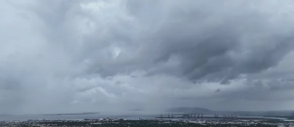 Wolken bedecken Kingston vor der vorhergesagten Ankunft des Hurrikans «Melissa». Reisende sollten unbedingt über die Lage informiert bleiben und mögliche Evakuierungsanordnungen und andere Hinweise der Behörden befolgen. - © Matias Delacroix/AP/dpa-tmn