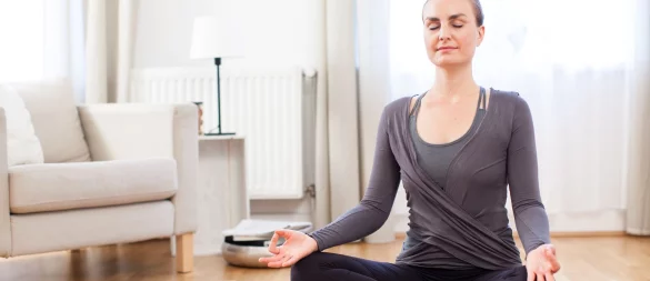 Rücken gerade, Schultern nach hinten: Wer im Schneidersitz sitzt, sollte nicht in die Shrimp-Haltung verfallen. - © Christin Klose/dpa-tmn