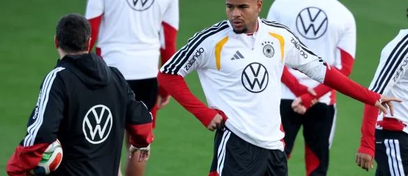 Noah Atubolu um Gespräch mit Torwart-Trainer Andreas Kronenberg. - © Christian Charisius/dpa