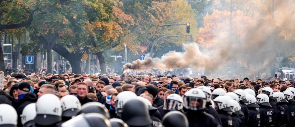 Aufeinandertreffen von Polizei und Fans bei einem Fußballspiel (Archivbild) - © Daniel Bockwoldt/dpa