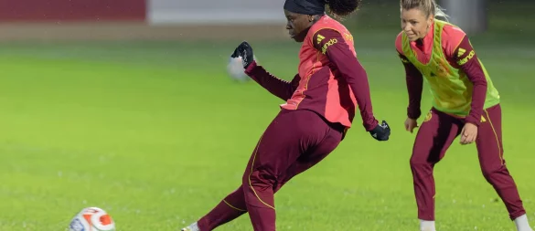 Präziser Abschluss mit der Innenseite: Nationalspielerin Nicole Anyomi beherrscht das Stürmerinnen-Abc. - © Jürgen Kessler/dpa