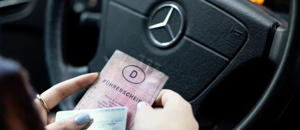 Diesen rosa Papierführerschein sollten Sie nur noch als Andenken haben - als Dokument ist er ungültig und Sie hätten schon längst einen neuen beantragen müssen. - © Hannes P Albert/dpa/dpa-tmn