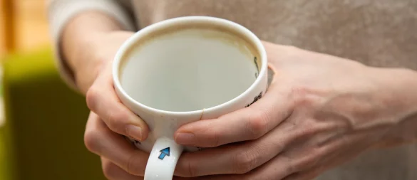 Hartnäckige Teeränder in der Tasse? Mit einem Hack sollen sie sich einfach entfernen lassen. - © Christin Klose/dpa-tmn