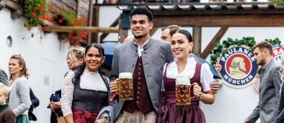 Neu-Stürmer Luis Díaz kann sich auf dem Oktoberfest feiern lassen. - © Matthias Balk/dpa