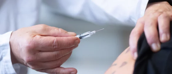 Ob Diabetes, Herzschwäche oder COPD: Menschen mit Vorerkrankungen wird empfohlen, jetzt im Herbst den Corona-Impfschutz aufzufrischen. - © Sebastian Kahnert/dpa/dpa-tmn