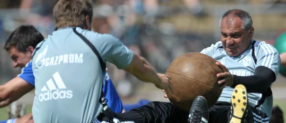 Der Medizinball durfte bei Felix Magath nicht fehlen. (Archivbild) - © picture alliance / dpa