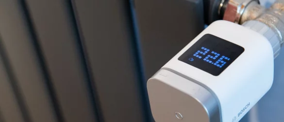 Statt ständigem Hoch- und Runterdrehen: Wer die Heizung konstant auf niedriger oder mittlerer Stufe einstellt, kommt energiesparender durch den Winter. - © Franziska Gabbert/dpa-tmn