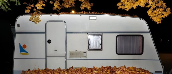 Saison vorbei? Nun ist es Zeit, Freizeitfahrzeuge wie Wohnwagen in die Winterpause zu schicken - gut geputzt am besten. - © Karl-Josef Hildenbrand/dpa/dpa-tmn