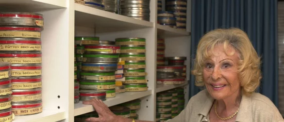 Leni Riefenstahl im Jahr 2002 in ihrem Haus in Pöcking nahe dem Starnberger See. Am 8. September 2003 starb sie mit 101 Jahren. (Archivbild) - © Frank Mächler/dpa