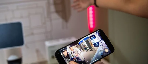 Per Smartphone lassen sich vernetzte Überwachungskameras bequem steuern und kontrollieren. - © Zacharie Scheurer/dpa-tmn