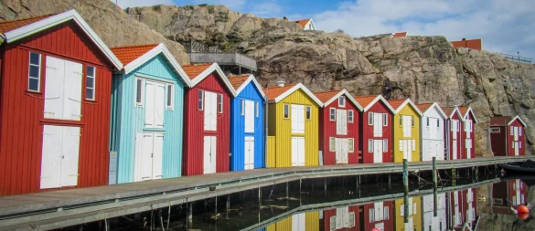 Smögen an der schwedischen Westküste: Die bunten Holzhäuser am Hafen sind das Wahrzeichen des Fischerörtchens – und Ausgangspunkt für Linneas Algensafari. - © Sabine Glaubitz/dpa-tmn