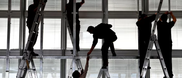 Wenn Stellenabbau droht, ist der Austausch mit Kollegen wichtig – aber auch das Gespräch mit Vorgesetzten kann Klarheit bringen. - © Arne Dedert/dpa/dpa-tmn